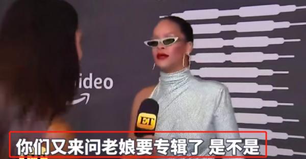 蕾哈娜街頭被偷拍!穿細高跟鞋路面溼滑不便行走,被保鏢抱在懷裡 蕾哈娜街頭被偷拍!穿細高跟鞋路面溼滑不便行走,被保鏢抱在懷裡