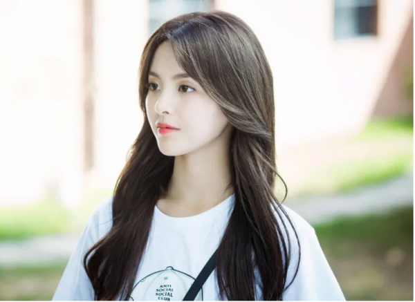 楊超越：從流水線打工人到走紅，讓多少二代們不服氣但又無可奈何