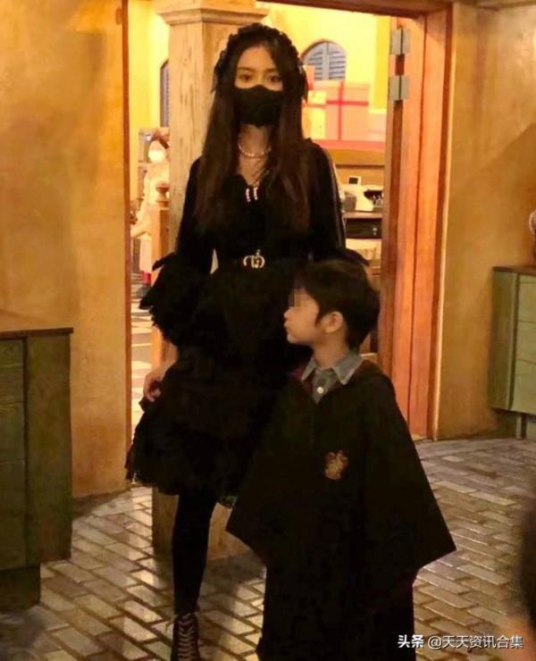 楊穎獨自帶兒子去迪士尼遊玩，小海綿正面曝光，不見黃曉明的身影