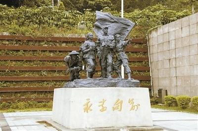 八路抓了一個鬼子軍官，撤退時，他把香菸揉碎撒了一路