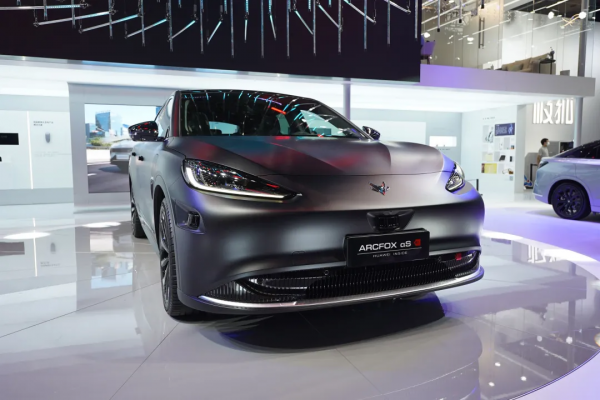 往車的中控裡塞這麼多功能，極狐到底在圖啥？