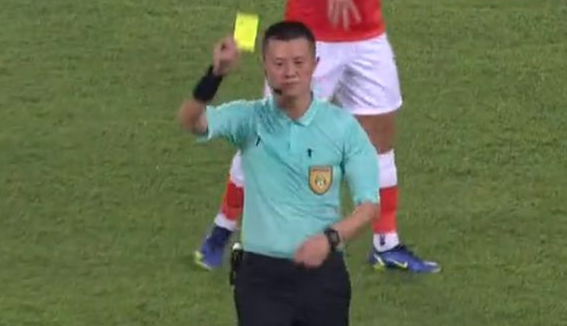 鄭智當教練火爆脾氣依然沒改,抗議判罰獲教練生涯首張黃牌 鄭智當教練火爆脾氣依然沒改,抗議判罰獲教練生涯首張黃牌