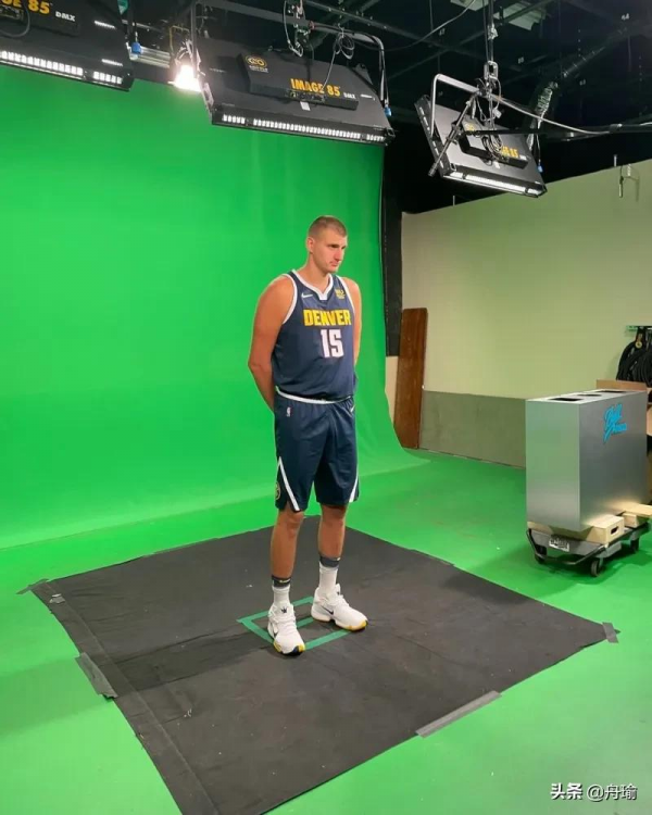 NBA晨報:霍華德大秀身材,勇士試訓三人,西蒙斯不去訓練營報道 NBA晨報:霍華德大秀身材,勇士試訓三人,西蒙斯不去訓練營報道