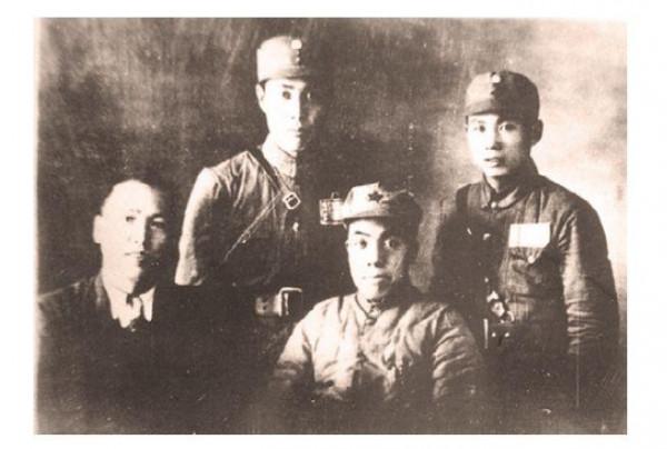 1949年，毛澤民遺骨在新疆亂墳崗被找到，公安巧施妙計讓兇手伏法