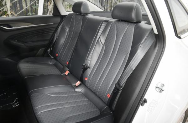 工薪族買車越經濟越好，這三款車都是自動擋，保養便宜還耐用