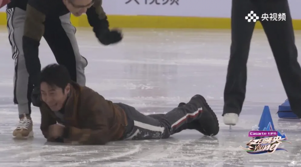 一起來看看主持“國家隊”滑冰段位，網友：央視果然太會整活了