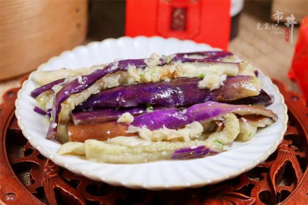 我家做涼拌茄子，不用上鍋蒸，茄子不變色，水汽少，入味好吃