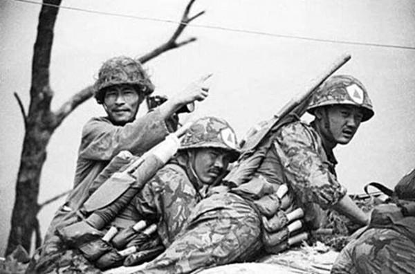 對越戰，他已衝出重圍，卻為救一名俘虜犧牲，俘虜被救後對他補槍