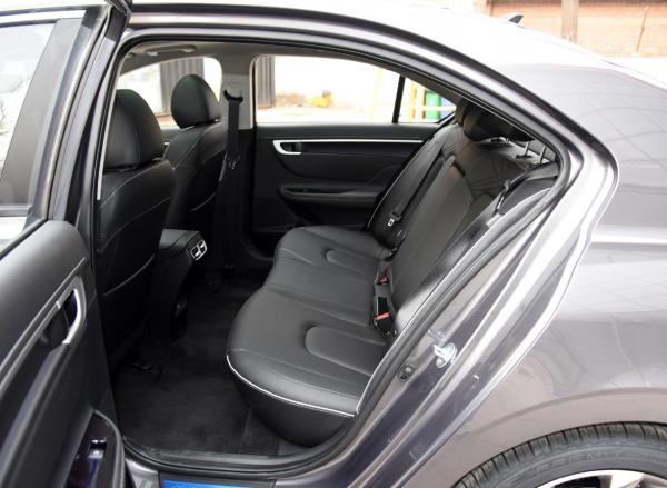 15萬級人氣新車推薦，全新一代名圖對比豐田凌尚，該怎麼選？