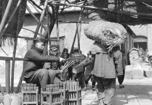 12歲少年被賣國外，娶白人美女，今後代800多人，形成“中國村”