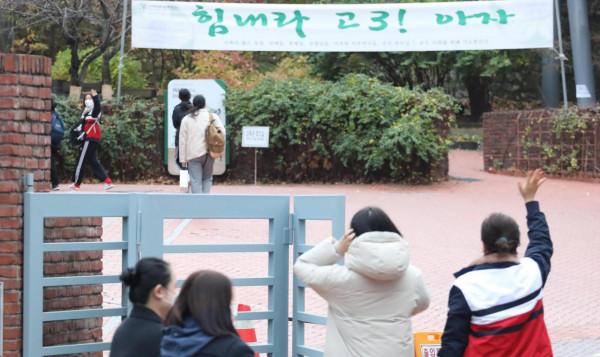 9個小時內考完5至6門科目 嚴峻疫情下韓國近51萬考生迎來高考