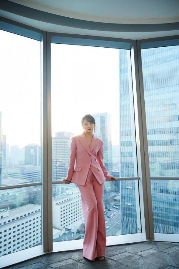 蔣勤勤藏不住中年感了，穿墊肩上衣配闊腿褲挺霸氣，臉真撐不住了