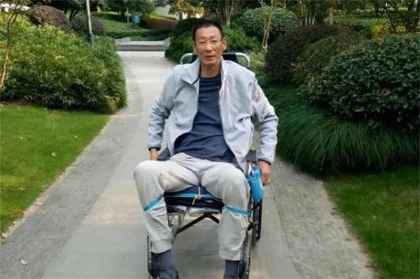 癱瘓4年男排鄭亮近況：邊直播邊掙護工費，取名&OpenCurlyDoubleQuote;正能亮&rdquo;