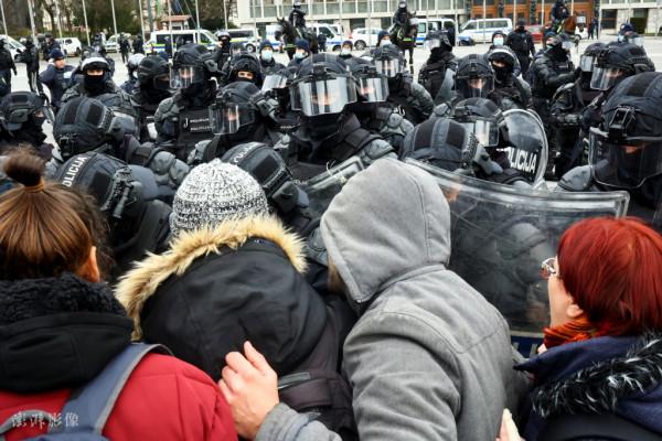 斯洛維尼亞民眾因不滿防疫措施爆發抗議 與警察產生正面衝突