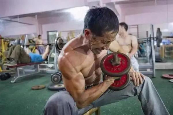 57歲環衛工人堅持健身20年,肌肉身材炸裂,令年輕人自愧不如 57歲環衛工人堅持健身20年,肌肉身材炸裂,令年輕人自愧不如