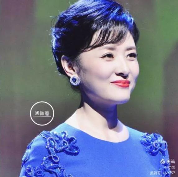 知性優雅的央視前主持人周濤