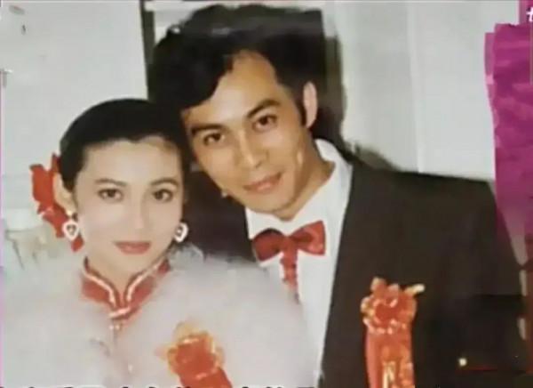 6位娛圈明星夫妻，從校服到婚紗，個個娶初戀，在一起最長40年