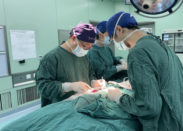 寶寶出生時身上長了兩枚“奪命炸彈”，浙江醫生連做兩臺手術精準“拆彈”