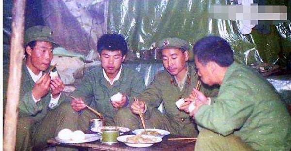 豬肉罐頭需加熱 水果罐頭最難得 看看對越反擊戰中我軍初代野戰輔食 豬肉罐頭需加熱 水果罐頭最難得 看看對越反擊戰中我軍初代野戰輔食