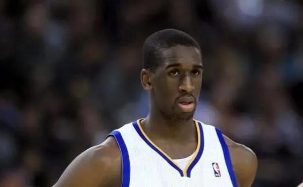 賽季報銷!被抬出場!他要因此退役了...... 賽季報銷!被抬出場!他要因此退役了......