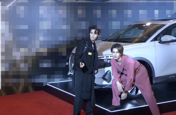 男星amu走紅毯時意外摔跤！胸口著地發出聲響，一旁主持人被嚇呆