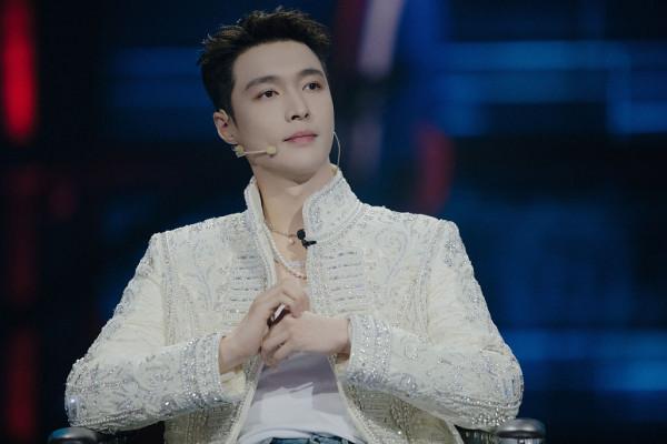 張藝興珍珠白配復古藍似古典王子 於清冷中顯高階雅紳質感 張藝興珍珠白配復古藍似古典王子 於清冷中顯高階雅紳質感