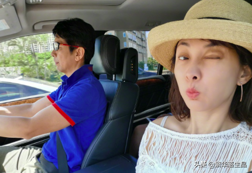 48歲牛莉曬出仨娃，兩兒一女為媽媽捏背捶腿，網友好奇仨娃的身份