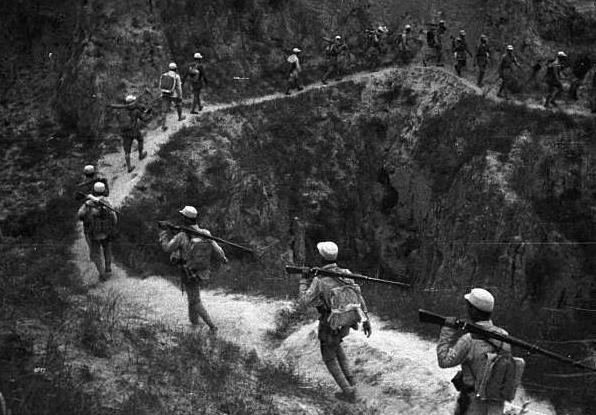 身後突然出現敵軍，開國大校看了周邊地形卻大喜：天助我也