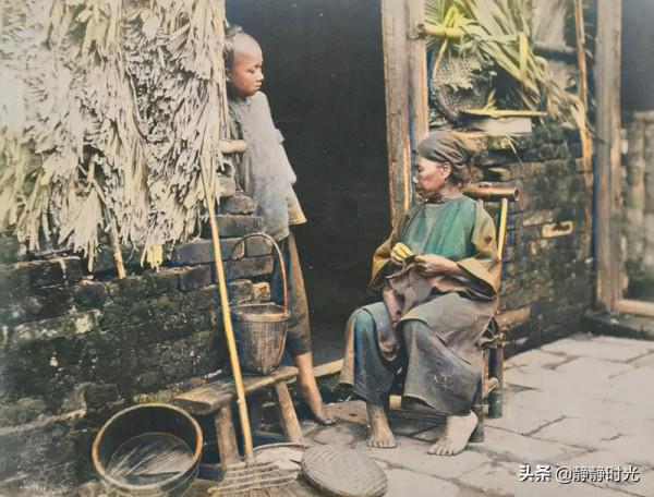 晚清老照片：女子貌美有氣質，衙役下跪，洋人小孩抱大竹筍