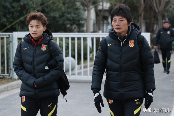 官宣！3大金球級土帥誕生！中超2席+李霄鵬落選，55歲女教練=黑馬