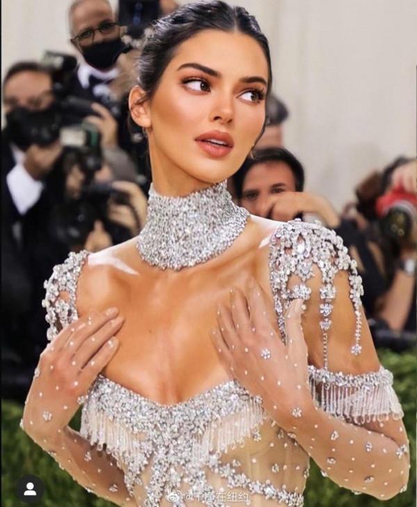 十幾年前的那叫紅毯?那是群魔亂舞吧,大家太敢穿了,只想說真勇 十幾年前的那叫紅毯?那是群魔亂舞吧,大家太敢穿了,只想說真勇