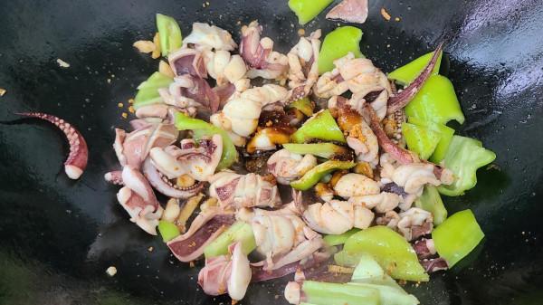 椒鹽魷魚,是我家經常吃的一道美味家常菜,10分鐘就能做好 椒鹽魷魚,是我家經常吃的一道美味家常菜,10分鐘就能做好