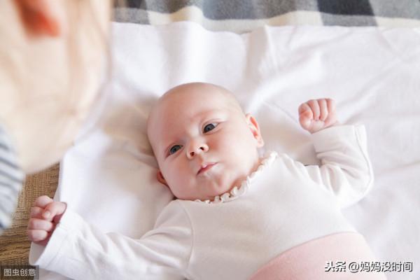 寶寶抓耳朵、踢腿、拱背到底是啥意思，怎樣讀懂寶寶的肢體語言？