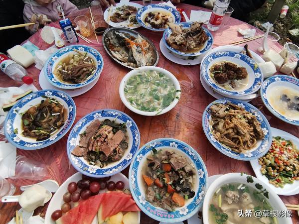 農村大席真過癮，菜品檔次超過城市酒店，地裡蔬菜隨便燙