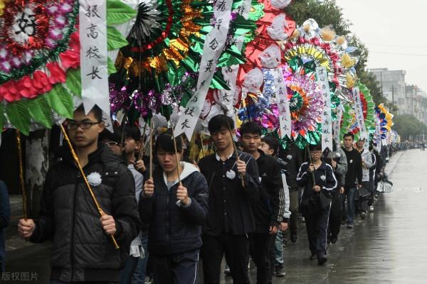 現在農村的白事,有越過越紅火的趨勢,悲痛成分越來越低了 現在農村的白事,有越過越紅火的趨勢,悲痛成分越來越低了