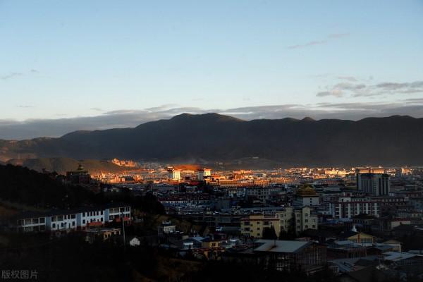 香格里拉清晨的第一縷陽光 夢幻猶如仙境