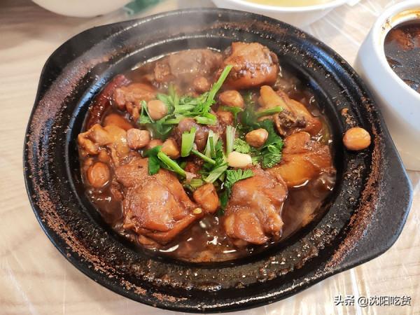 吃飯之前先領桌布自己鋪上,3塊錢肉汁辣椒和免費酸菜湯都不錯 吃飯之前先領桌布自己鋪上,3塊錢肉汁辣椒和免費酸菜湯都不錯