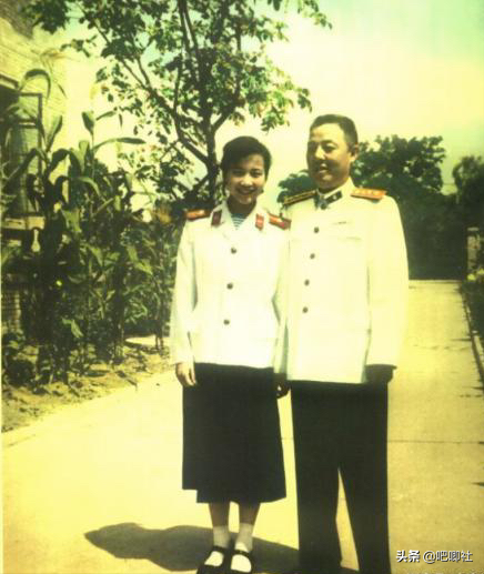這位上將被迫離婚，帶著6個孩子生活，毛主席：放肆找個合適的