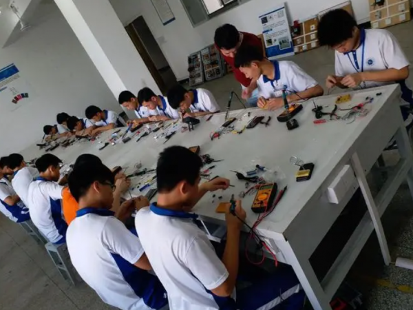 有關部門釋出通知，職校生實習有了新保障，家長的顧慮又少了一重