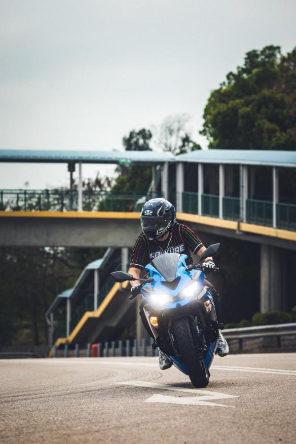 舊時代的本田CBR250RR與新時代的川崎ZX25R摩托車對決測評