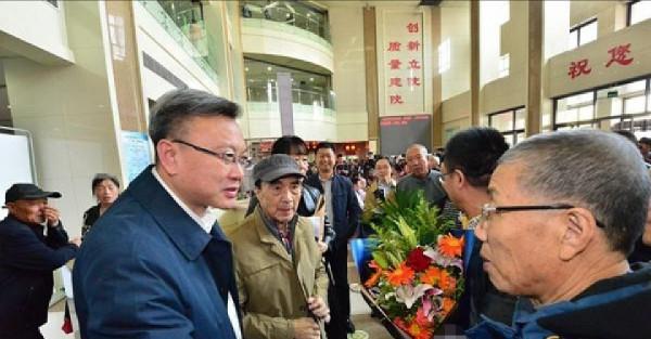 2000年，老漢移植小夥心臟性情大變，瘋狂作詩99首，做夢被人追殺