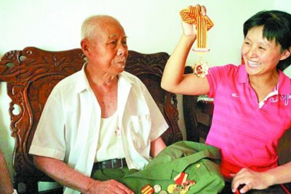 2011年一河南農民稱：要知道來的是省委書記，俺不會把布包拿出來