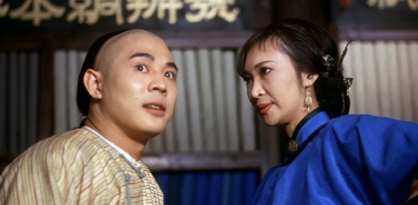 第一個甩了謝賢的女人，因慈善向那英下跪，蕭芳芳到底是什麼來頭