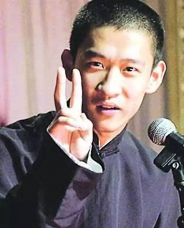 “人心不足蛇吞象”,曹雲金、郭德綱一個向左一個向右 “人心不足蛇吞象”,曹雲金、郭德綱一個向左一個向右