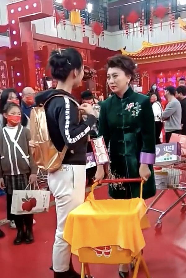 遼寧春晚彩排現場曝光 馮鞏人氣旺，網紅張同學搭檔郭冬臨演小品