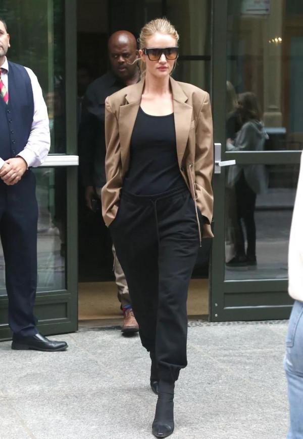 拜託，運動褲別再搭運動鞋，今年流行“運動褲+靴子”，顯高顯瘦