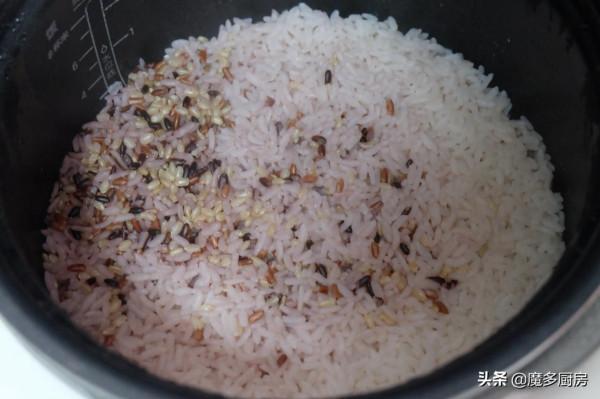 爸爸週末加班不在家，母女三人煮了兩道菜一壺茶，營養鮮美真好吃