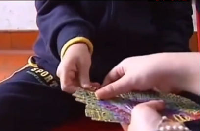 小孩擁有神奇天眼，矇眼看牌識字不在話下，這究竟是怎麼回事？