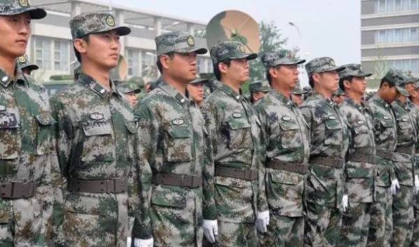 星空迷彩終於轉正了，2021年正式配發全軍，全套穿上一看就是精銳