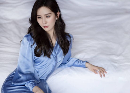 劉詩詩穿藍色太好看了！一襲藍色絲綢連衣裙，清新淡雅氣質非凡